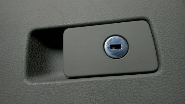 Foto: HANDSCHUHFACH eines VW Passat Variant 2.0 TDI DPF Sport
