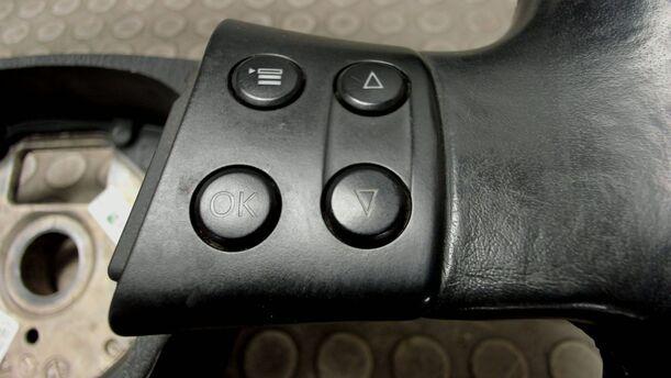 Foto: LEDERLENKRAD eines VW Passat Variant 2.0 TDI DPF Sport
