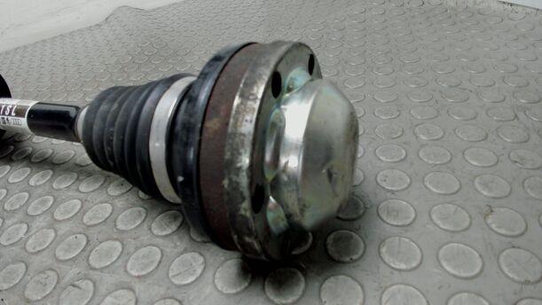 Foto: ANTRIEBSWELLE VORNE LINKS ( 6 GANG SCHALTGETRIEBE ) eines VW Passat Variant 2.0 TDI DPF Sport