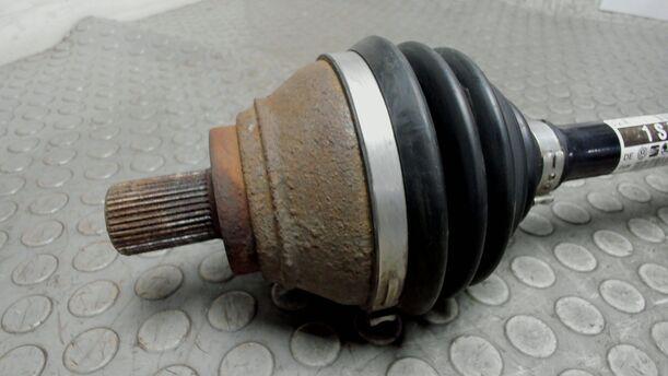 Foto: ANTRIEBSWELLE VORNE LINKS ( 6 GANG SCHALTGETRIEBE ) eines VW Passat Variant 2.0 TDI DPF Sport