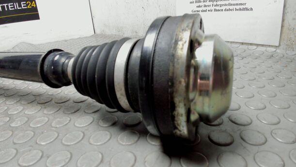 Foto: ANTRIEBSWELLE VORNE RECHTS ( 6 GANG SCHALTGETRIEBE ) eines VW Passat Variant 2.0 TDI DPF Sport