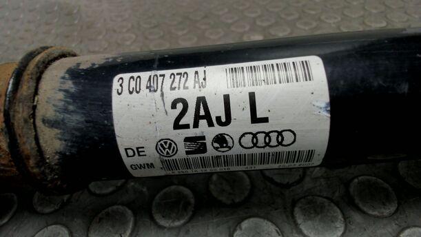 Foto: ANTRIEBSWELLE VORNE RECHTS ( 6 GANG SCHALTGETRIEBE ) eines VW Passat Variant 2.0 TDI DPF Sport