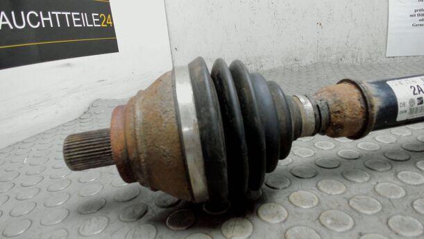Foto: ANTRIEBSWELLE VORNE RECHTS ( 6 GANG SCHALTGETRIEBE ) eines VW Passat Variant 2.0 TDI DPF Sport