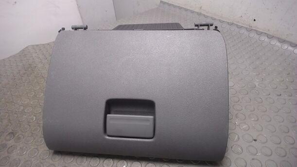 Foto: HANDSCHUHFACH eines Ford Focus Turnier 1.6 TDCi DPF Sport