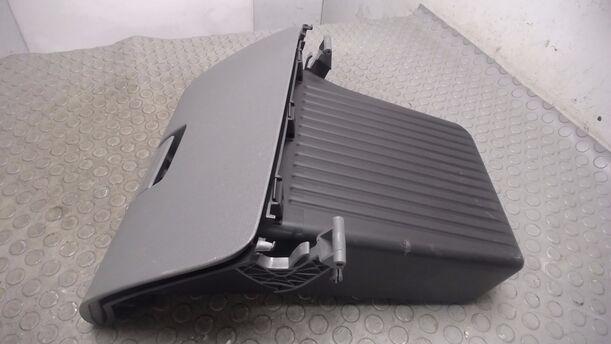 Foto: HANDSCHUHFACH eines Ford Focus Turnier 1.6 TDCi DPF Sport