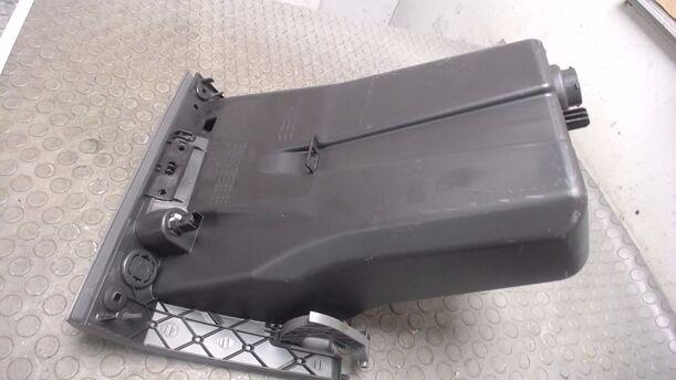 Foto: HANDSCHUHFACH eines Ford Focus Turnier 1.6 TDCi DPF Sport