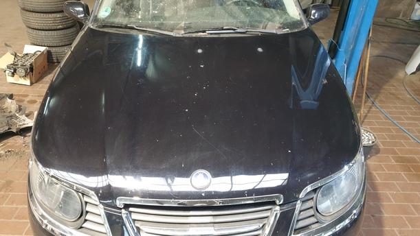 Foto: MOTORHAUBE eines Saab 9-5 Kombi 1.9 TiD Sport
