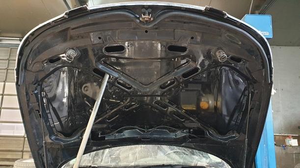 Foto: MOTORHAUBE eines Saab 9-5 Kombi 1.9 TiD Sport