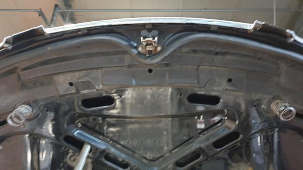 Foto: MOTORHAUBE eines Saab 9-5 Kombi 1.9 TiD Sport