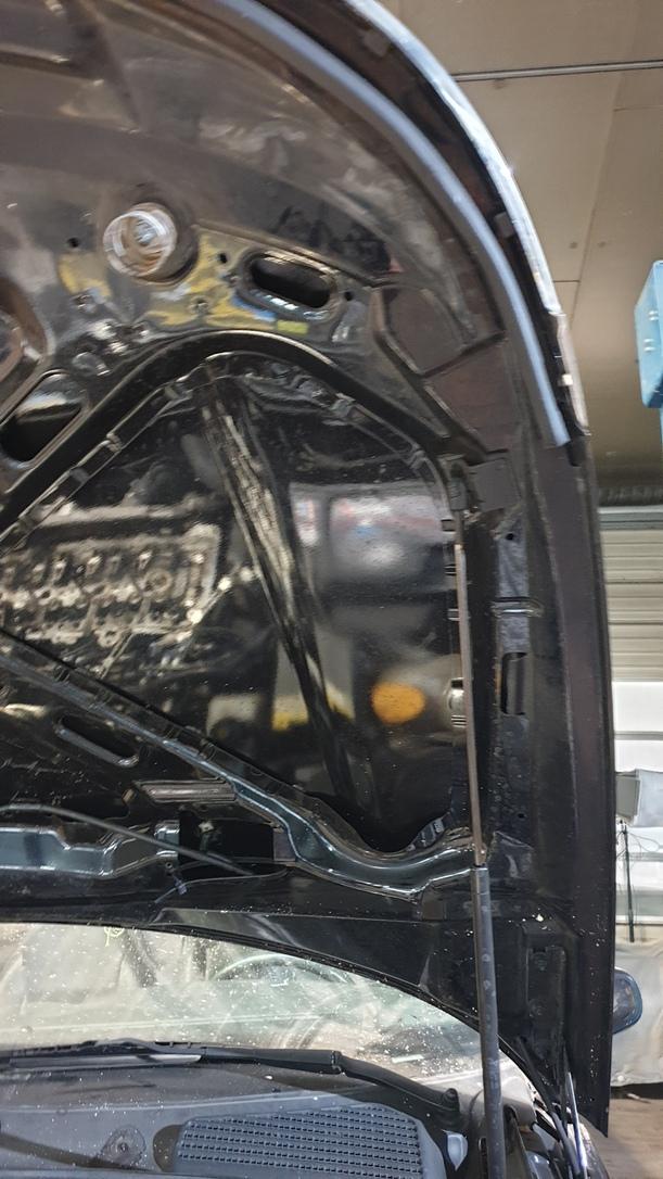 Foto: MOTORHAUBE eines Saab 9-5 Kombi 1.9 TiD Sport