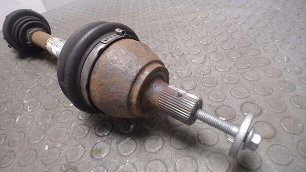 Foto: ANTRIEBSWELLE VORNE LINKS eines Ford Focus Turnier 1.6 TDCi DPF Sport