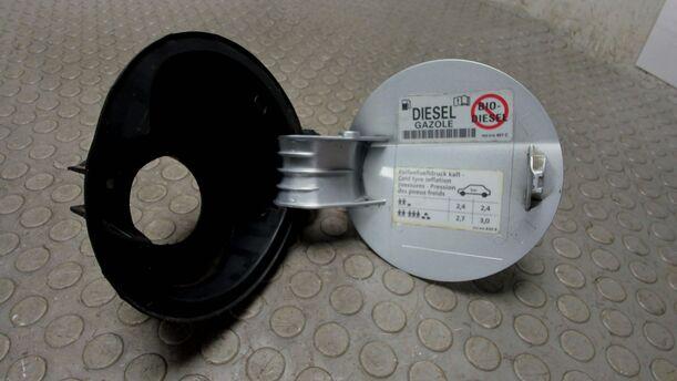 Foto: TANKKLAPPE / TANKDECKEL eines VW Passat Variant 2.0 TDI DPF Sport
