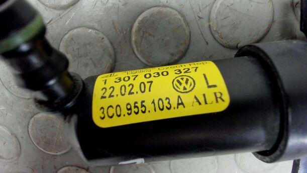 Foto: SCHEINWERFERRENIGUNG DÜSE LINKS eines VW Passat Variant 2.0 TDI DPF Sport