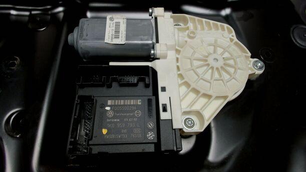 Foto: FENSTERHEBER VORNE LINKS ELEKTRISCH eines VW Passat Variant 2.0 TDI DPF Sport