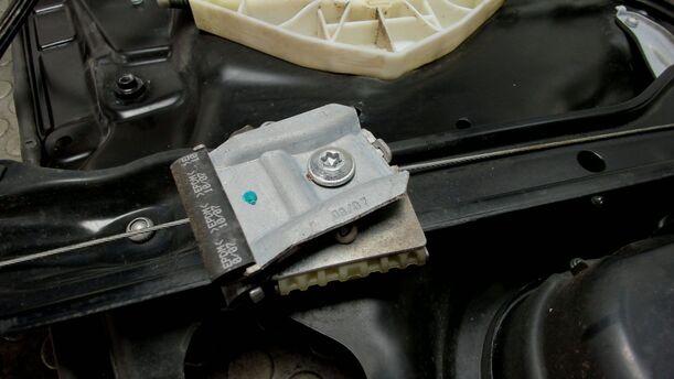 Foto: FENSTERHEBER VORNE LINKS ELEKTRISCH eines VW Passat Variant 2.0 TDI DPF Sport