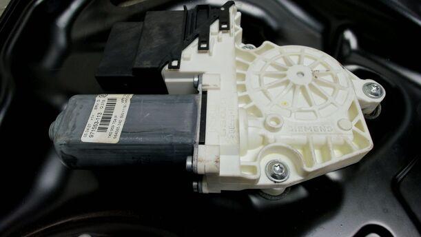 Foto: FENSTERHEBER HINTEN RECHTS ELEKTRISCH ( VARIANT ) eines VW Passat Variant 2.0 TDI DPF Sport