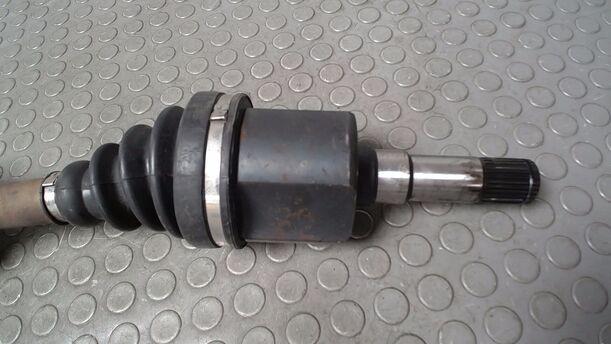 Foto: ANTRIEBSWELLE LINKS ( SCHALTGETRIEBE ) eines Saab 9-5 Kombi 1.9 TiD Sport