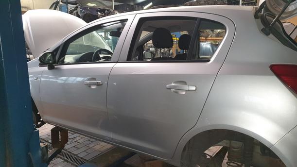 Foto: TÜR HINTEN LINKS eines Opel Corsa 1.2 16V Sport
