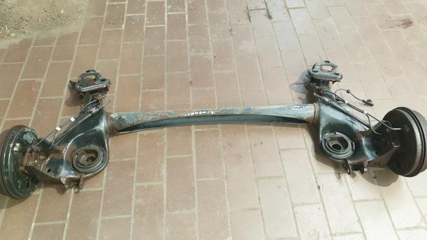 Foto: HINTERACHSE eines Opel Corsa 1.2 16V Sport