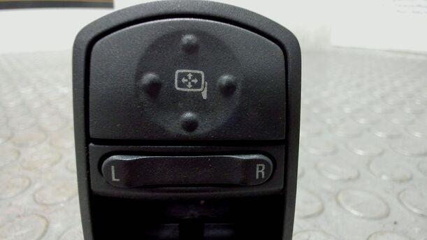 Foto: FENSTERHEBERSCHALTER eines Opel Corsa 1.2 16V Sport