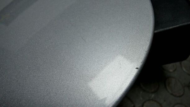 Foto: TANKKLAPPE / TANKDECKEL eines Opel Corsa 1.2 16V Sport
