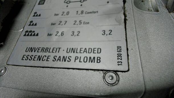Foto: TANKKLAPPE / TANKDECKEL eines Opel Corsa 1.2 16V Sport