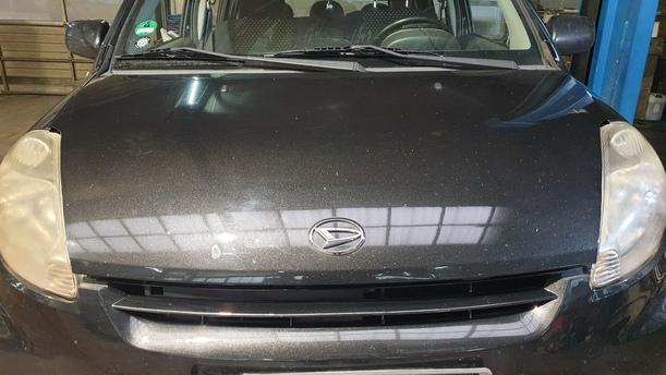 Foto: MOTORHAUBE eines Daihatsu Sirion 1.3 Sport