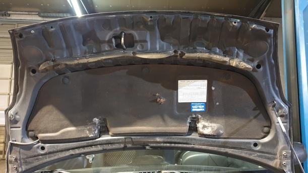 Foto: MOTORHAUBE eines Daihatsu Sirion 1.3 Sport