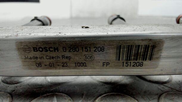 Foto: KRAFTSTOFFVERTEILER / EINSPRITZDÜSEN eines Opel Corsa 1.2 16V Sport