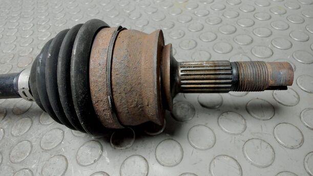 Foto: ANTRIEBSWELLE LINKS ( BENZIN / SCHALTGETRIEBE ) eines Opel Corsa 1.2 16V Sport