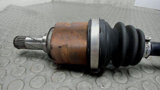 Foto: ANTRIEBSWELLE LINKS ( BENZIN / SCHALTGETRIEBE ) eines Opel Corsa 1.2 16V Sport