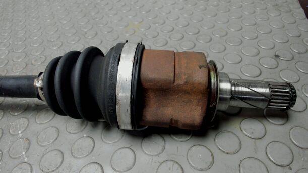 Foto: ANTRIEBSWELLE RECHTS ( BENZIN / SCHALTGETRIEBE ) eines Opel Corsa 1.2 16V Sport