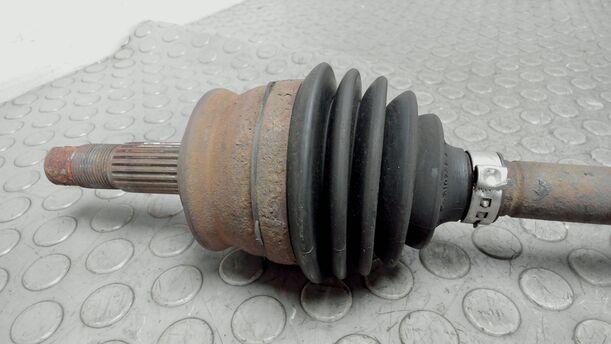 Foto: ANTRIEBSWELLE RECHTS ( BENZIN / SCHALTGETRIEBE ) eines Opel Corsa 1.2 16V Sport