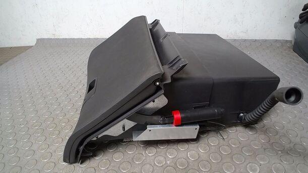 Foto: HANDSCHUHFACH eines Saab 9-5 Kombi 1.9 TiD Sport