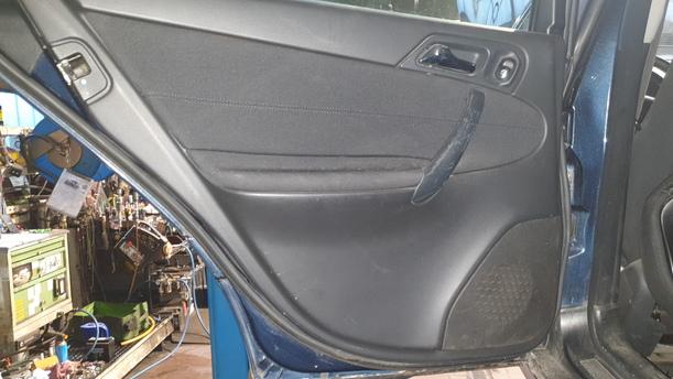Foto: TÜR HINTEN LINKS ( KOMBI ) eines Mercedes-Benz C 180 T Kompressor Sport
