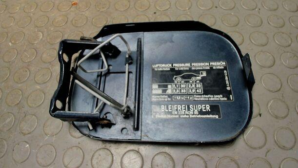 Foto: TANKKLAPPE / TANKDECKEL eines Mercedes-Benz C 180 T Kompressor Sport