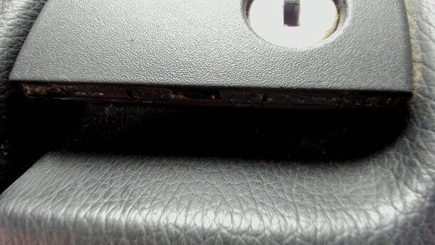 Foto: HANDSCHUHFACH eines Mercedes-Benz C 180 T Kompressor Sport
