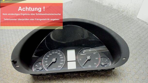 Foto: TACHOEINHEIT / KOMBIINSTRUMENT eines Mercedes-Benz C 180 T Kompressor Sport