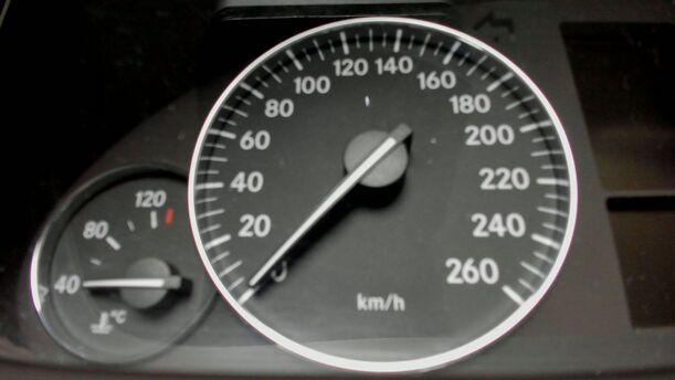 Foto: TACHOEINHEIT / KOMBIINSTRUMENT eines Mercedes-Benz C 180 T Kompressor Sport