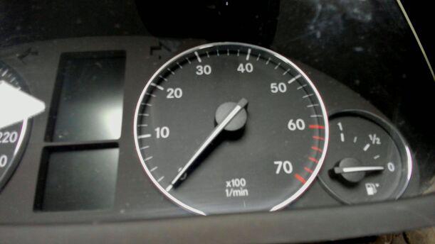 Foto: TACHOEINHEIT / KOMBIINSTRUMENT eines Mercedes-Benz C 180 T Kompressor Sport