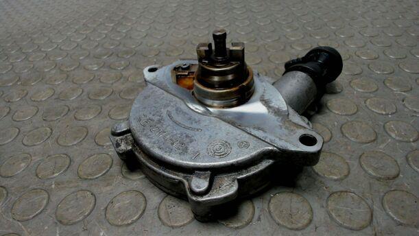 Foto: VAKUUMPUMPE / UNTERDRUCKPUMPE eines Mercedes-Benz C 180 T Kompressor Sport