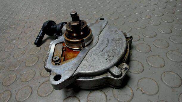 Foto: VAKUUMPUMPE / UNTERDRUCKPUMPE eines Mercedes-Benz C 180 T Kompressor Sport