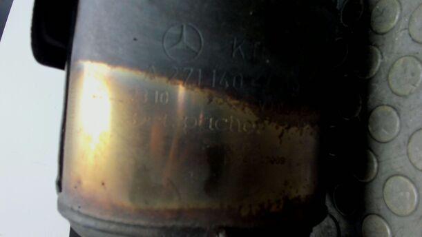 Foto: AUSPUFFKRÜMMER MIT KATALYSATOR eines Mercedes-Benz C 180 T Kompressor Sport