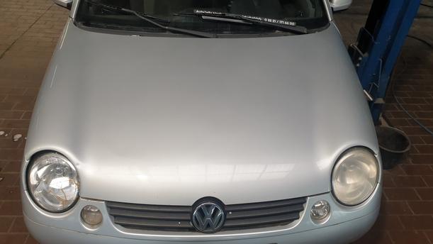 Foto: MOTORHAUBE eines VW Lupo 1.0 Sport