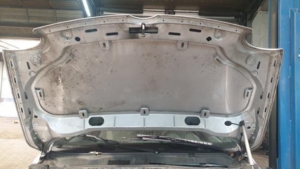 Foto: MOTORHAUBE eines VW Lupo 1.0 Sport