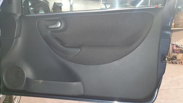 Foto: TÜR VORNE RECHTS ( 2/3 TÜRER ) eines Opel Corsa 1.0 12V Sport
