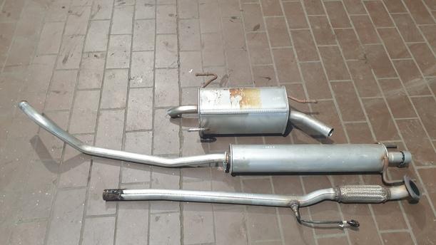 Foto: AUSPUFFANLAGE eines Opel Corsa 1.0 12V Sport