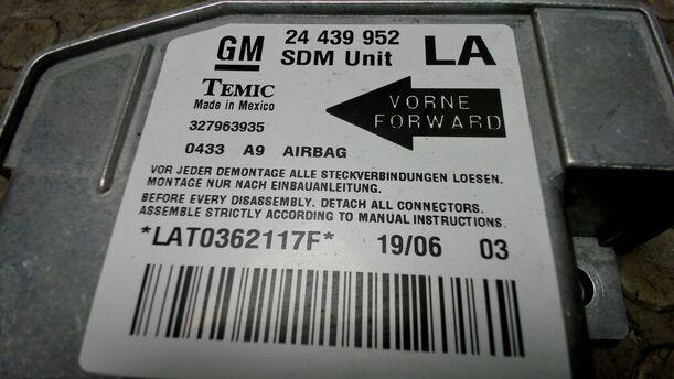 Foto: AIRBAGSTEUERGERÄT eines Opel Corsa 1.0 12V Sport