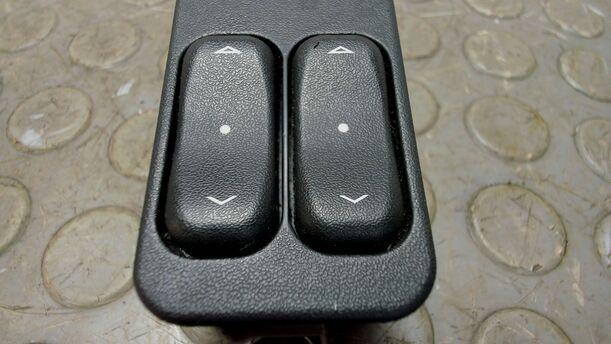 Foto: FENSTERHEBERSCHALTER eines Opel Corsa 1.0 12V Sport