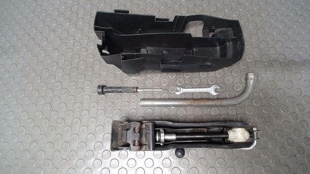 Foto: WAGENHEBER/ BORDWERKZEUG eines VW Lupo 1.0 Sport